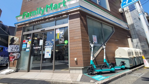 電動キックボードが軒先に置かれたファミリーマート渋谷二丁目中央店
