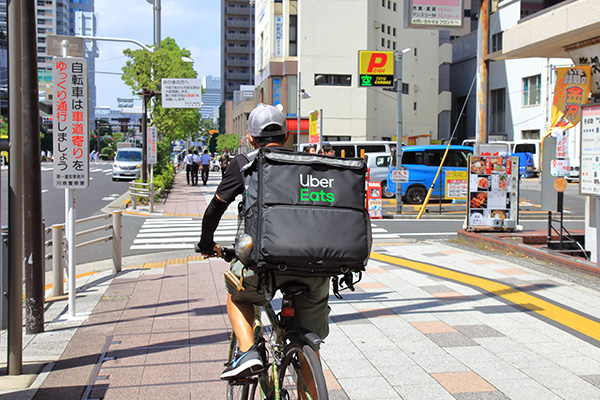 ウーバーイーツ、13歳から注文可能に 「クジラ」生む不透明報酬に課題