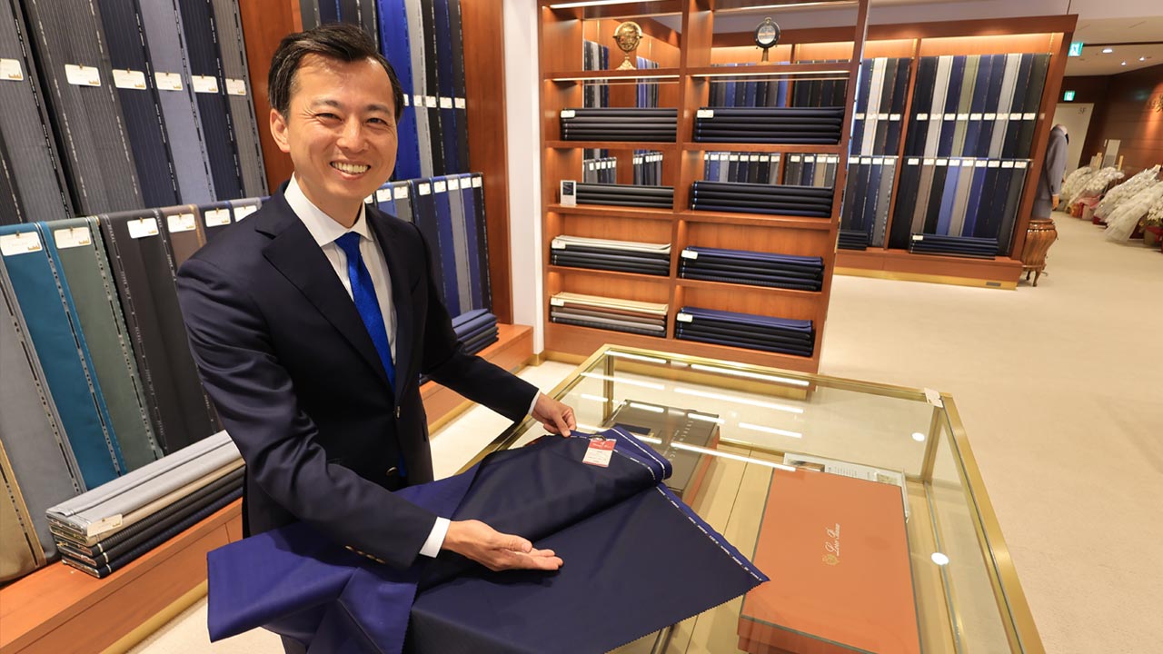 スーツ銀座英国屋の復活劇、店舗数11→4で増収 単価20万円超予約客に 