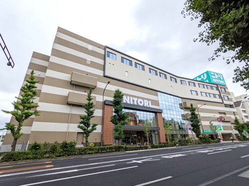 ニトリ目黒通り店は幹線道路の目黒通りに面する大型店。上の2フロアがオフィスになっている