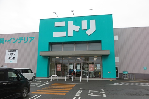 巣ごもり消費やテレワークの浸透で、収納用品やキッチン・ダイニング用品、机や椅子が売れている