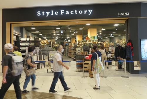 愛知県に次ぎ2カ所目となる新業態。通常のカインズの店舗とは雰囲気が異なる