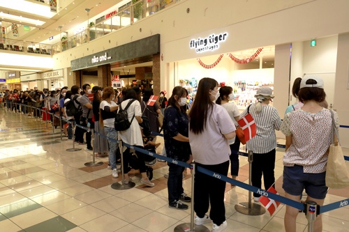 「アリオ亀有」で開店に並ぶ人々(写真=都築雅人)
