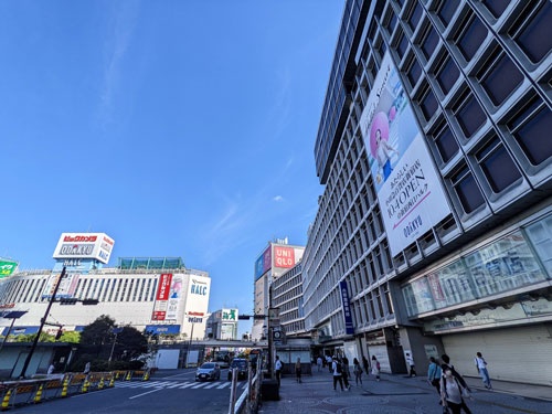 小田急百貨店新宿店本館（右側の建物）が営業を終了し、小田急百貨店は新宿西口ハルク（左奥の建物）に移転した