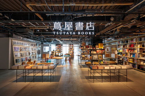 T8の5～6階には「京都 蔦屋書店」がオープンし、ラウンジエリアもある（写真：山本 尚侍）