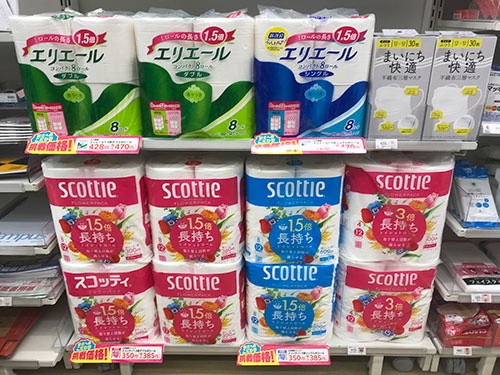ファミリーマートはお値打ちのNB商品を店頭でアピール
