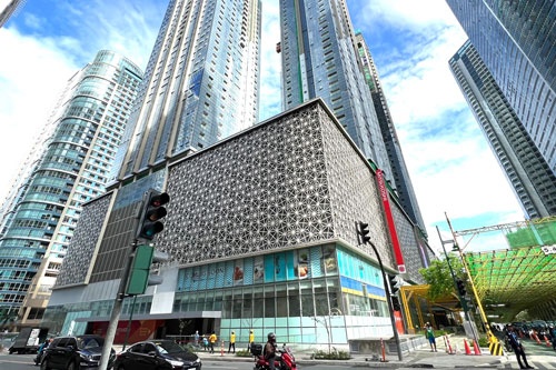 三越伊勢丹HDがフィリピンの首都マニラ近郊に出店した「MITSUKOSHI BGC」。タワーマンションとの複合物件となっている