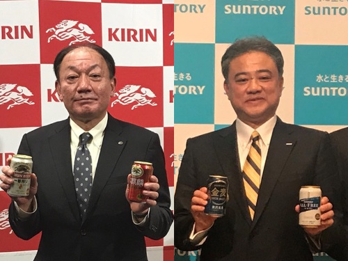 「第3のビール」の勝ち残りをかけて競う、キリンビールの布施孝之社長(左)とサントリービールの西田英一郎社長(右)