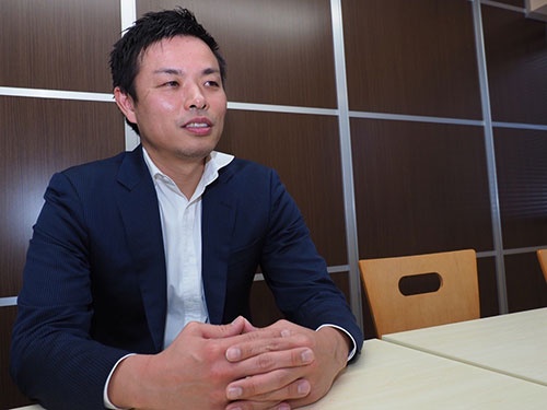 武長太郎(たけなが・たろう)氏一家ダイニングプロジェクト代表取締役社長。1977年千葉県生まれ。95年中央大学中退。97年、千葉県市川市に居酒屋「くいどころバー一家(現こだわりもん一家)」を開業。2010年に現在の主力業態となる「屋台屋 博多劇場」を千葉県成田市にオープン。17年12月マザーズ上場、20年3月に東証1部上場。1都3県で居酒屋業態など70店舗を展開する。