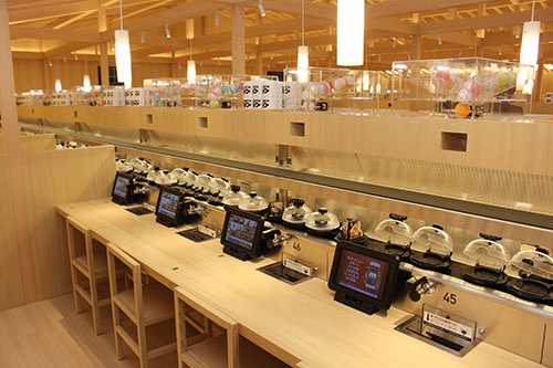 1月22日に開業した「くら寿司浅草ROX店」はインバウンド需要を意識している