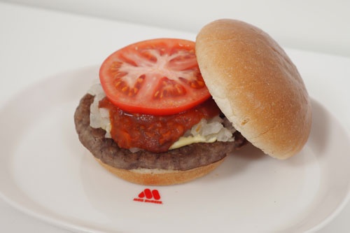 キッチンカーで販売される「50th MOS」。価格は680円で通常の店舗で販売される「モスバーガー」よりも290円高いが、パティのサイズは1.6倍大きいという