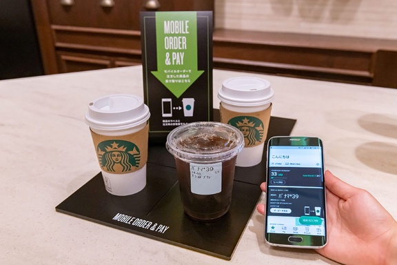 スタバのモバイルオーダー クルマのナンバー認識で商品受け渡し 日経ビジネス電子版