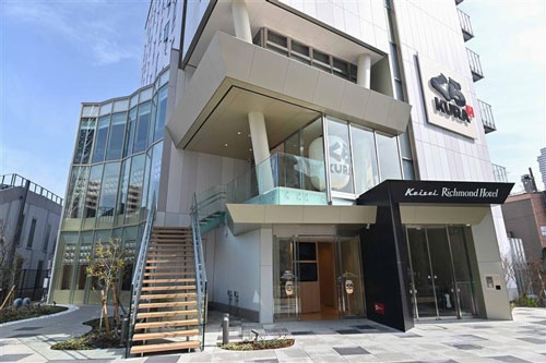 くら寿司が3月末に開業したスカイツリー押上駅前店。同社は「世界最大の回転ずし店」とアピールする