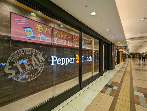 6月にオープンしたペッパーランチの八重洲地下街店。運営会社のホットパレットは従来型の店舗とは異なる新しい仕掛けを新型店舗に盛り込む