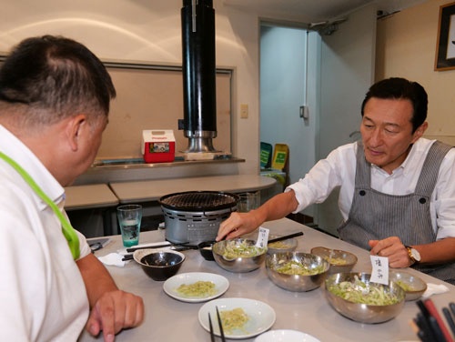 試食会では一つひとつの料理の味を渡邉氏が確認する