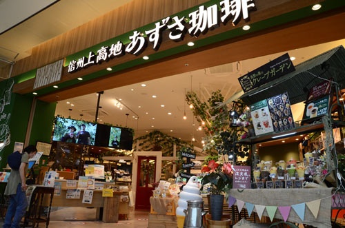 ららぽーと甲子園にある「信州上高地あずさ珈琲」の店舗。物販エリアと飲食エリアの境界にあるドアが「映えスポット」になっているという