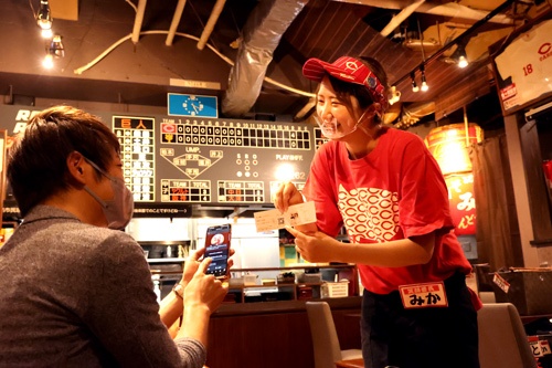 東京・千代田の「広島お好み焼き Big-Pig 神田カープ本店」では、スマホを使ってスタッフにチップとメッセージを送れる(写真:陶山 勉)