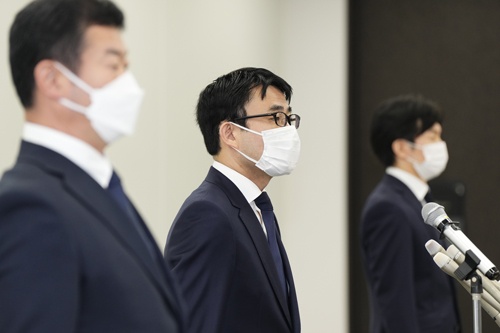 記者会見に臨む「かっぱ寿司」を運営するカッパ・クリエイトの山角豪新社長(中央)ら(写真:共同通信)