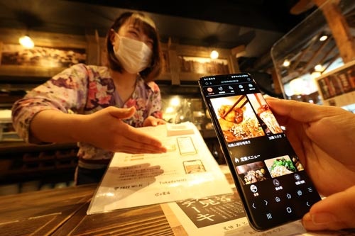 エー・ピーホールディングスが運営する「塚田農場」は、来店客のスマートフォンから注文・決済ができるモバイルオーダーシステムを導入した（写真：陶山 勉）