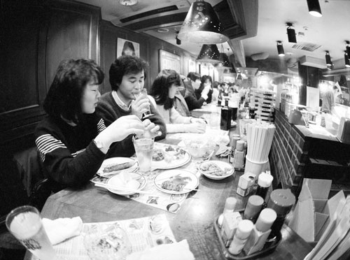低料金と豊富なメニューが受けて大繁盛の居酒屋チェーン店。1985年1月31日、東京・渋谷で撮影（写真：共同通信）