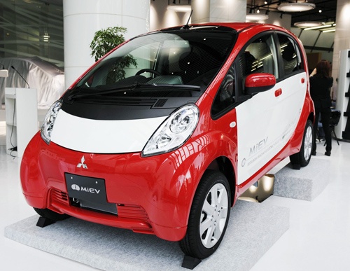 三菱自が2009年に発売した小型EV「アイ・ミーブ」。世界初の量産EVをうたったが、累計販売台数は2万4000台にとどまった（写真：共同通信）