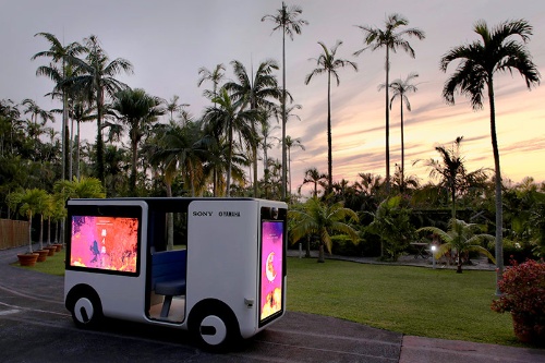 東南植物楽園（沖縄県沖縄市）を走る自動運転の電動車両「SC-1」。ボディーの前後左右は大型の4Kディスプレーが設置されている（写真：前新直人）