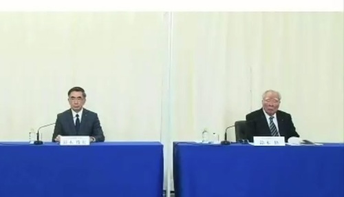 24日、オンラインでの記者会見。左は長男の鈴木俊宏社長