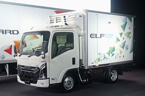 いすゞが3月7日に発売した小型EVトラック「エルフ EV」（写真：共同通信）