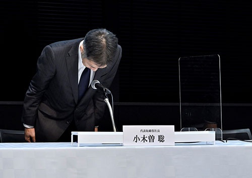 性能データを巡る不正を発表し、謝罪する小木曽聡社長(写真=山下裕之、以下同)