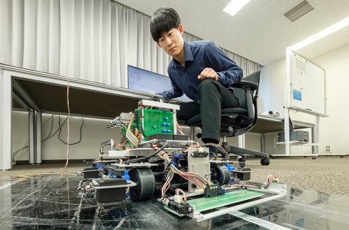 入社2年目で日産のソフト技術の研修に参加した髙橋氏。プログラムの内容を「魅力的」と語る(写真:中山博敬)