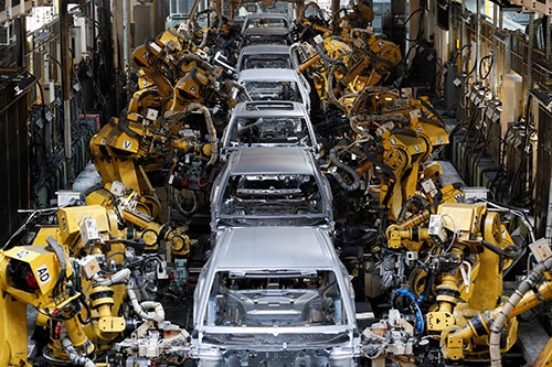 既存の自動車工場の車体製造工程には溶接ロボットがずらりと並ぶ(スズキのハンガリー工場、写真:ロイター)