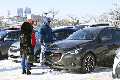 ロシア極東ウラジオストクの中古車売り場に並ぶ日本車(2021年2月、写真:共同通信)