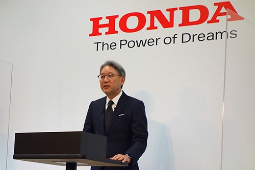 東京・港のホンダ本社で説明会に登壇した三部社長(4月12日)