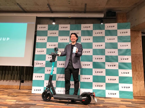 電動キックボードのシェアリングサービス開始を発表したループの岡井社長