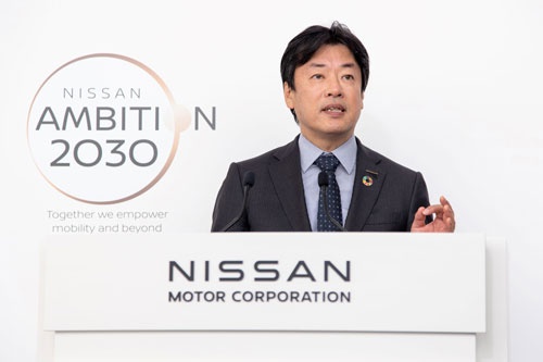 全固体電池について説明する日産の中畔副社長。全固体電池を早期に実用化することがEV市場での競争優位性につながるとみている