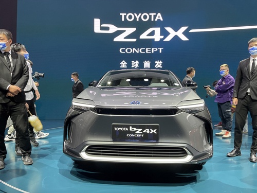 上海国際自動車ショーでトヨタが初披露した新EV「bZ4X」