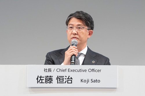 トヨタの佐藤社長は社長として初の決算会見で、営業利益3兆円を目指すと表明した