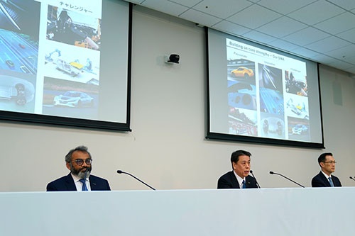 構造改革プランを発表した日産自動車の内田誠CEO（中央）