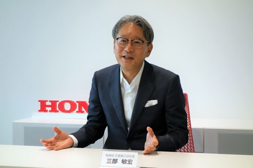 日経ビジネスなどのインタビューに応じたホンダの三部敏宏社長