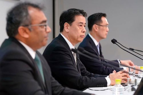 7月28日、オンラインで決算を発表した日産の内田社長(中央)