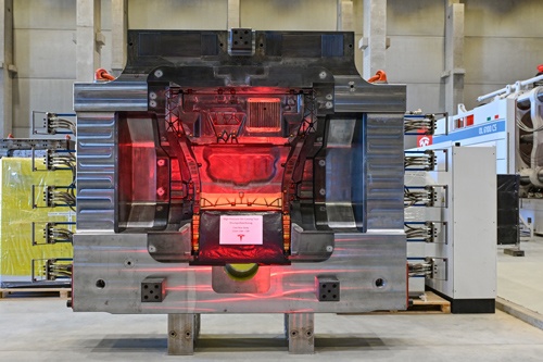 テスラがギガキャストで使用する大型のダイカスト金型(写真:picture alliance/Getty Images)