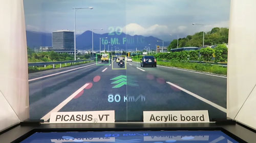 東レが開発したフィルム「PICASUS VT」を貼り付けたガラス（左）は、アクリル板（右）よりも投映された映像がはっきりと映る