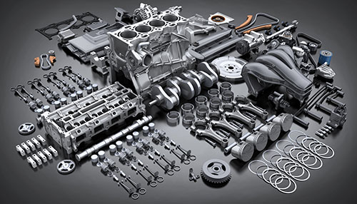 従来の自動車の心臓部であるエンジンは大小様々な部品で構成され、これらを供給する部品メーカーの数も多い。右下のリング状の部品がリケンNPRなどが手掛けるピストンリングだ（写真＝PIXTA）