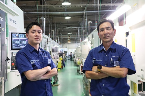 10年前、主要な納入先を失ったことで危機にひんした高津製作所の高津淳二社長(右)と高津圭佑常務