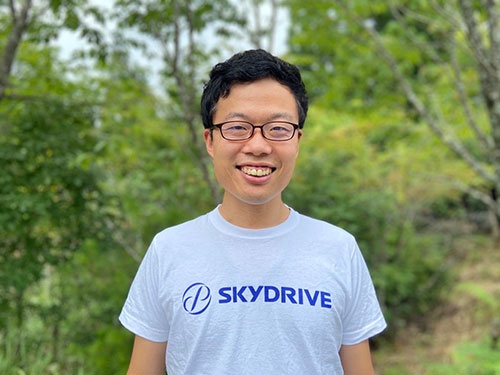 <span class="fontBold">福澤知浩(ふくざわともひろ)</span><br />SkyDrive代表取締役CEO。2010年、東京大学工学部を卒業。トヨタ自動車に入社し自動車部品のグローバル調達に従事。17年に独立し、製造業の経営コンサルティング会社を設立。18年、SkyDriveを創業、代表に就任。