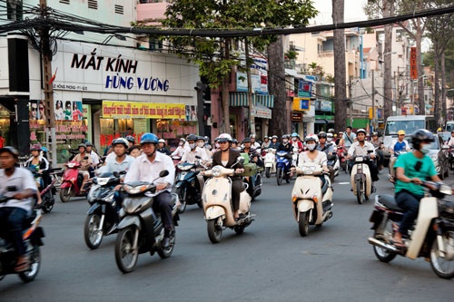 ベトナム南部の都市ホーチミン。アジアでは人やモノの移動に二輪車が欠かせない（写真：アフロ）