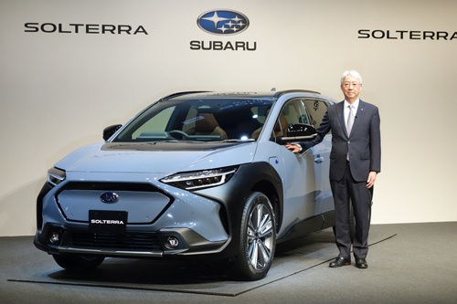 スバルの新型EV「ソルテラ」と、発表会に登壇した中村知美社長