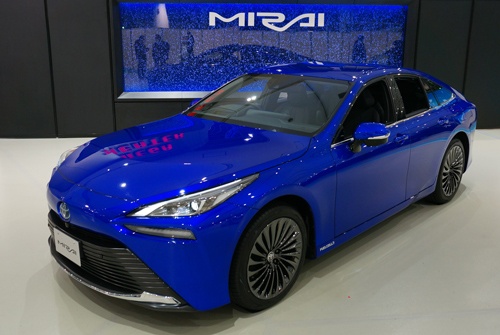 トヨタ自動車が12月9日に発売した燃料電池車(FCV)、新型「MIRAI(ミライ)」
