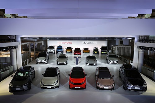 トヨタ自動車は12月14日、EV事業の大幅拡大を発表。30年までに30車種をそろえる（写真：三橋仁明/N-RAK PHOTO AGENCY）