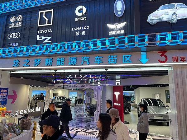中国上海にある新エネルギー車の販売エリアに、ホンダと日産の姿はない